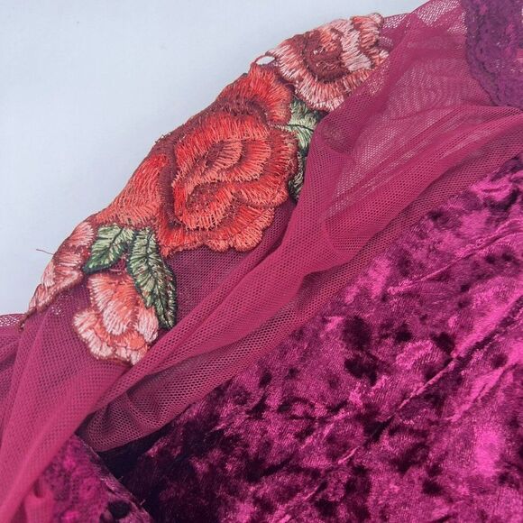 Suzanne Betro Crushed Velvet Embroidered Sleeve Top Size 1X Red - Picture 2 of 4